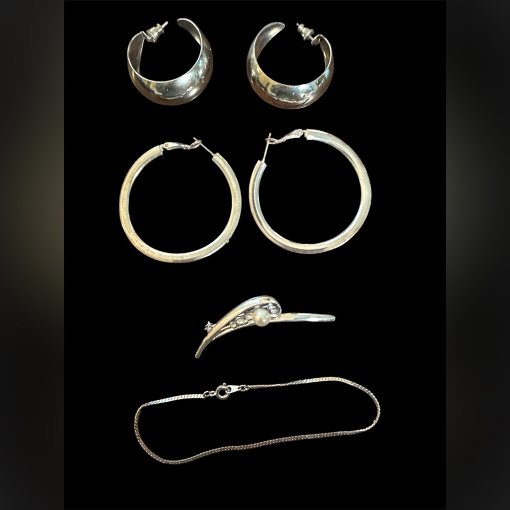 Vintage costume jewelry bundle Earrings,‎ bracelet, pin done in Silver for Women